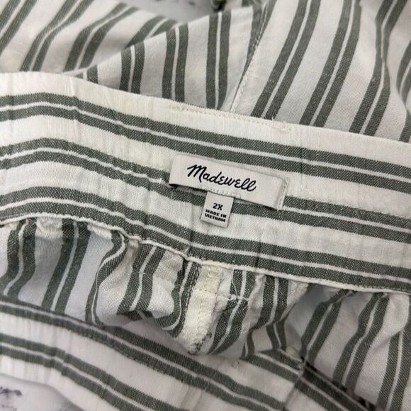 Madewell  Linen-Blend Curved-Hem Shorts in Stripe 2X - Picture 4 of 6
